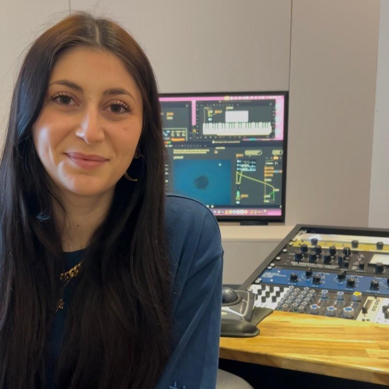 Irene Fortunato, docente del corso, in studio con una patch Max/MSP sullo schermo